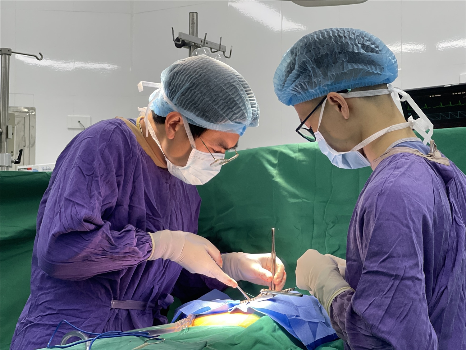 Các bác sỹ thực hiện ca ghép đa tạng tim- thận đầu tiên tại Việt Nam