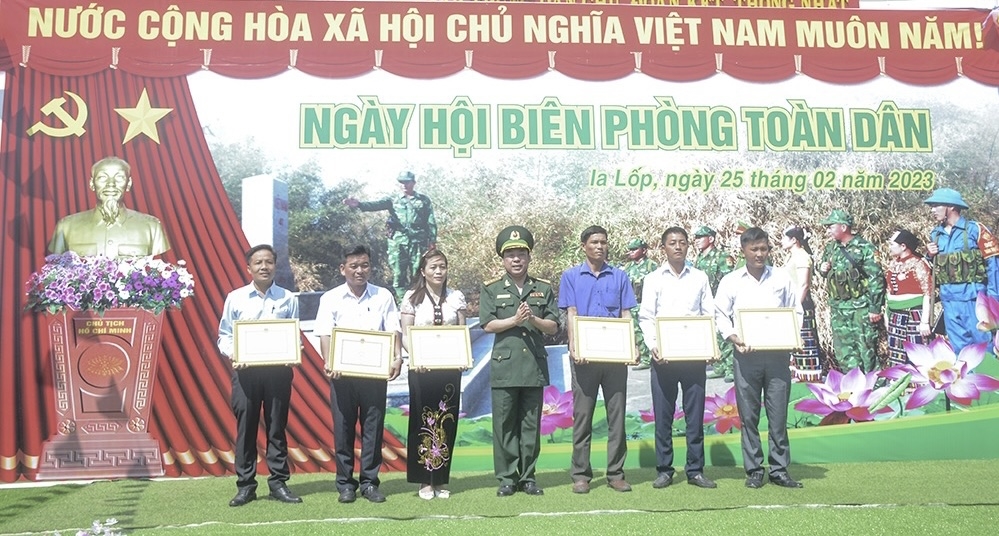 Đại tá Đào Viết Hùng, Chỉ huy trưởng Bộ đội Biên phòng tỉnh Đắk Lắk tặng Giấy khen cho các tập thể, cá nhân