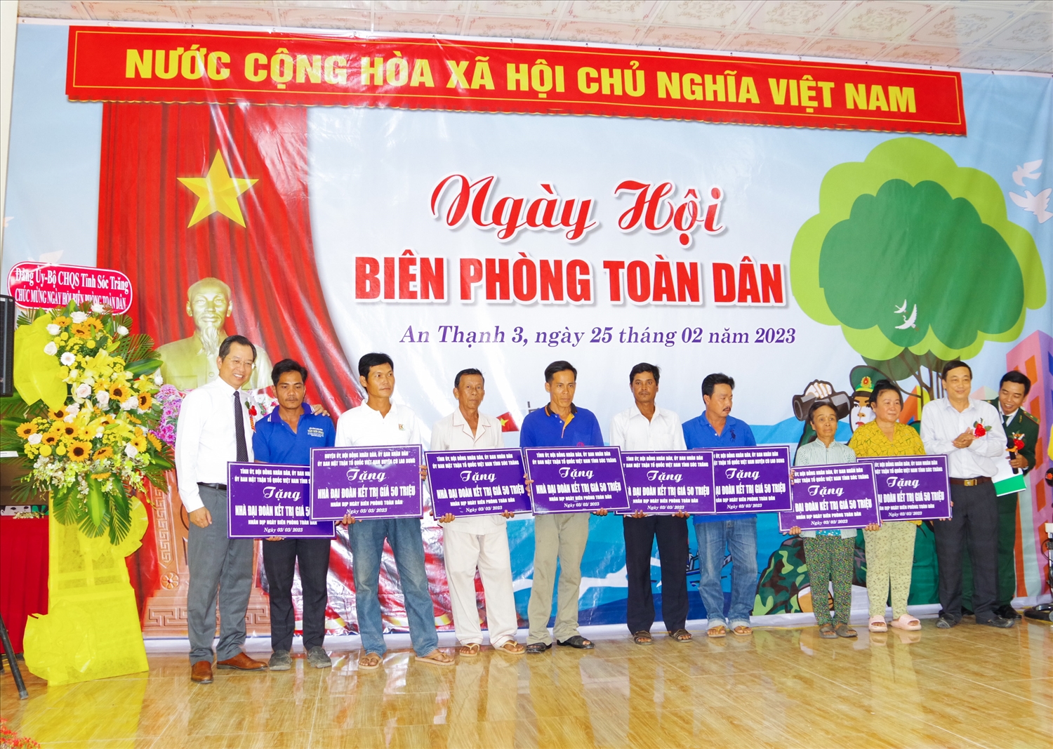 Ông Vương Quốc Nam – Phó Chủ tịch UBND tỉnh (đứng thứ nhất từ trái qua ) và ông Lâm Dũng Liêm – Phó Chủ tịch UBMTTQ Việt Nam tỉnh Sóc Trăng (đứng đầu tiên bên phải) trao bảng tượng trưng tặng nhà “Đại đoàn kết”