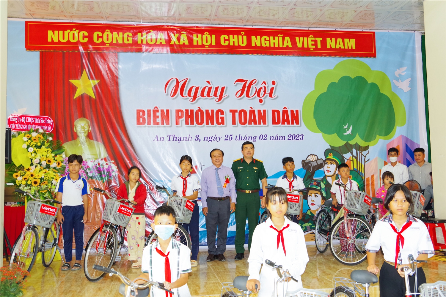 Viettel Sóc Trăng tặng xe đạp đến các em học sinh khó khăn về phương tiện đến trường trên địa bàn huyện Cù Lao Dung