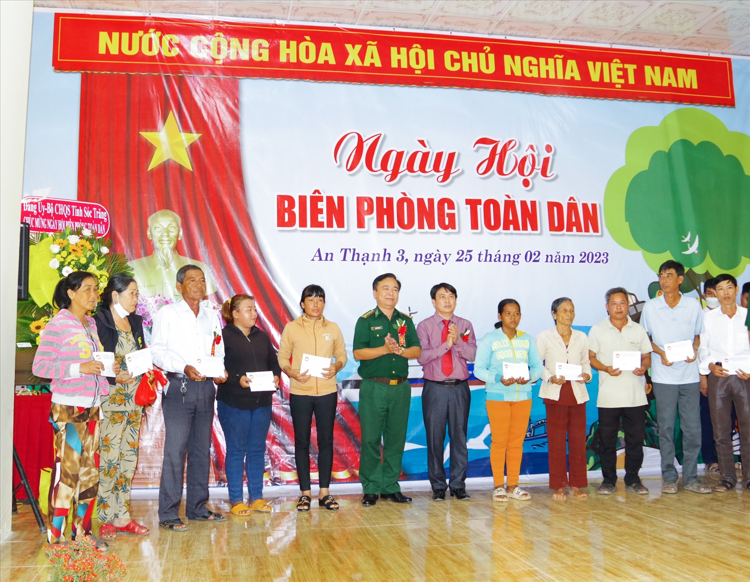 Ban tổ chức Ngày hội tặng quà cho các hộ gia đình có hoàn cảnh khó khăn khu vực biên giới biển huyện Cù Lao Dung.