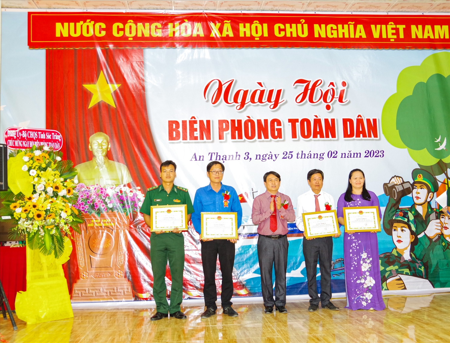 Ông Lê Trọng Nguyên – Bí thư Huyện ủy Cù Lao Dung (Sóc Trăng) trao Giấy khen cho các tập thể tiêu biểu