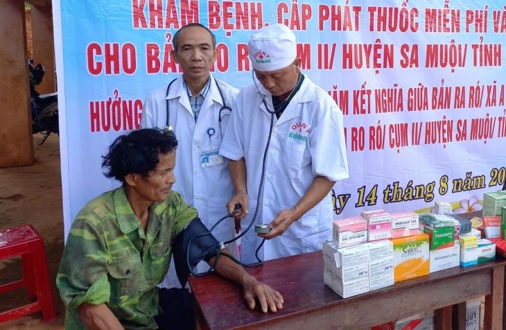 Quân y BĐBP Quảng Trị khám bệnh và phát thuốc miễn phí cho người dân bản Ro Ró. Ảnh: Nguyễn Hòa Bình