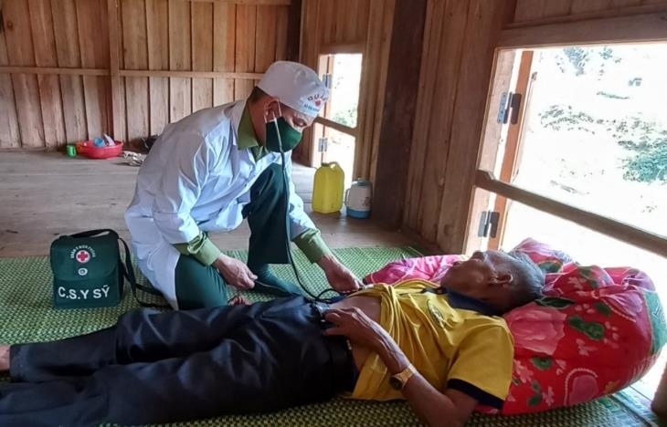 Thiếu tá Trần Anh Vũ khám bệnh cho người dân trên địa bàn. Ảnh: Nguyễn Hòa Bình