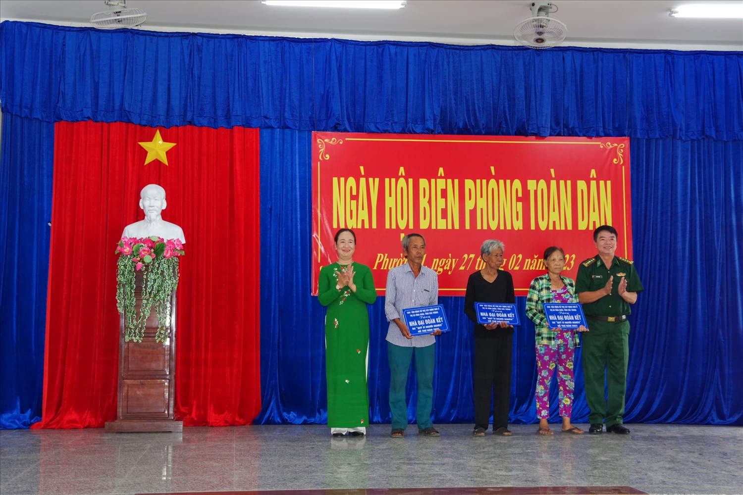 Lãnh đạo BĐBP tỉnh Sóc Trăng và Thị ủy Vĩnh Châu trao bảng tượng trưng tặng nhà đại đoàn kết cho các hộ gia đình có hoàn cảnh khó khăn