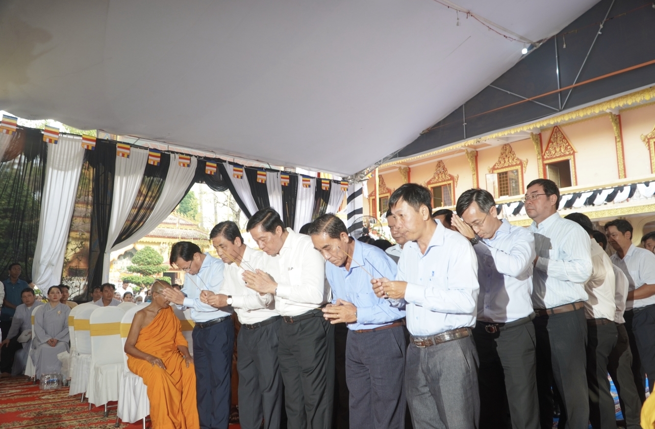 Lãnh đạo Trung ương và địa phương thắp nhan bái biệt cố Trưởng lão Hòa Thượng Dhamma Panna - Lý Sân 