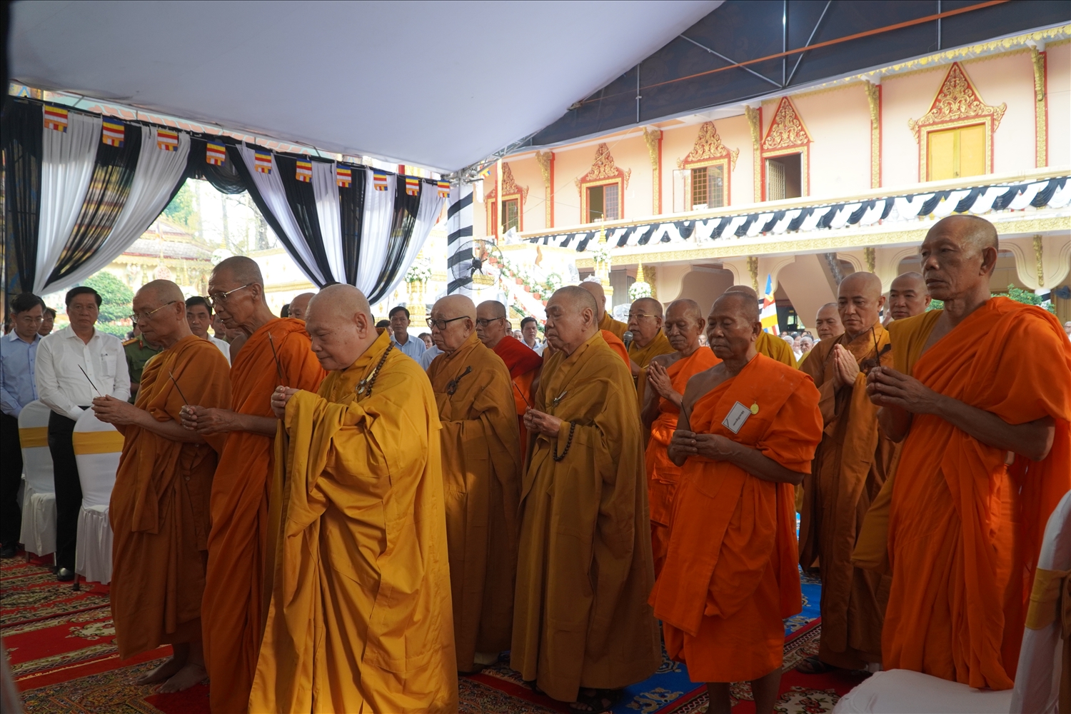 Các vị Tăng, sư thắp nhang bái biệt cố Trưởng lão Hòa Thượng Dhamma Panna - Lý Sân