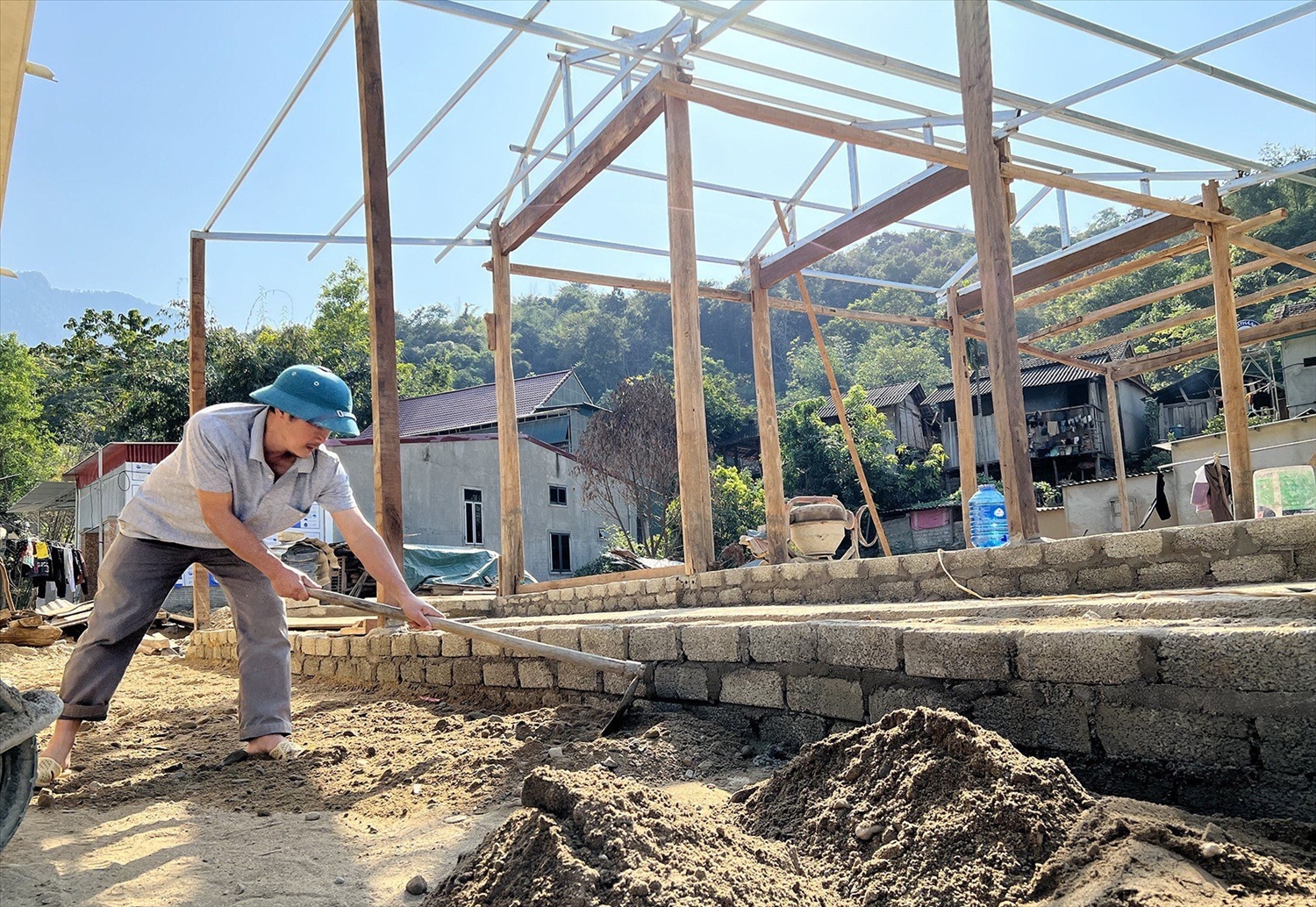 Người dân ở bản Hòa Sơn đang dựng nhà tạm, chờ tái định cư