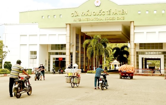 Hàng hóa qua lại cửa khẩu các tỉnh ĐBSCL với Campuchia đều phải qua kiểm dịch tại kho trung chuyển. Ảnh: QUỐC BÌNH