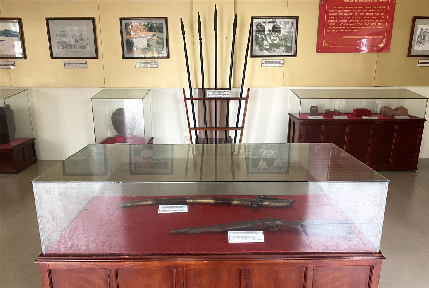 Súng và kiếm được trưng bày liên quan đến trận đánh giặc Pháp năm 1862 của Anh hùng dân tộc Trương Định