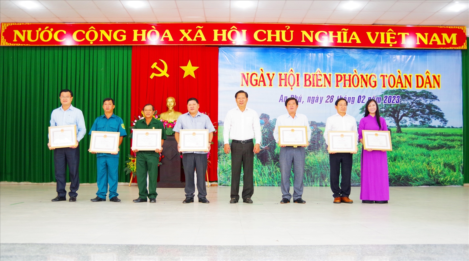 Ông Trần Annh Thư trao Bằng Khen của Chủ tịch UBND tỉnh đến các cá nhân có thành tích tích cực trong Quốc phòng toàn dân trên địa bàn huyện An Phú