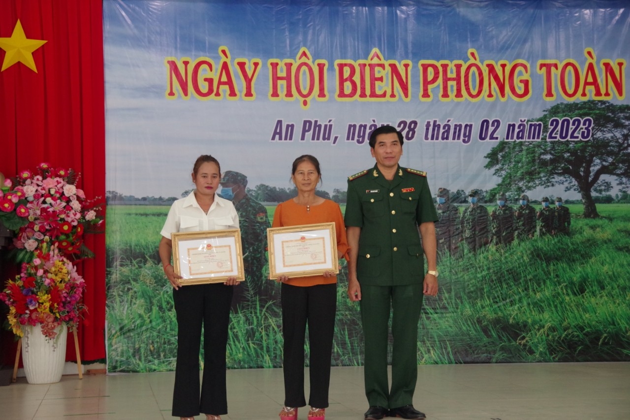Đại tá Trần Quốc Khánh trao giấy khen của BĐBP tỉnh An Giang đến thành viên tổ Phụ nữ bảo vệ đường biên cột mốc