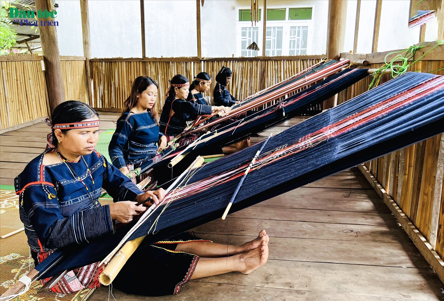 Bằng tình yêu văn hóa những người phụ nữ Ba Na ở làng Kgiang, xã Kông Lơng Khơng (huyện Kbang, Gia Lai) đều giữ gìn nghề dệt trong gia đình