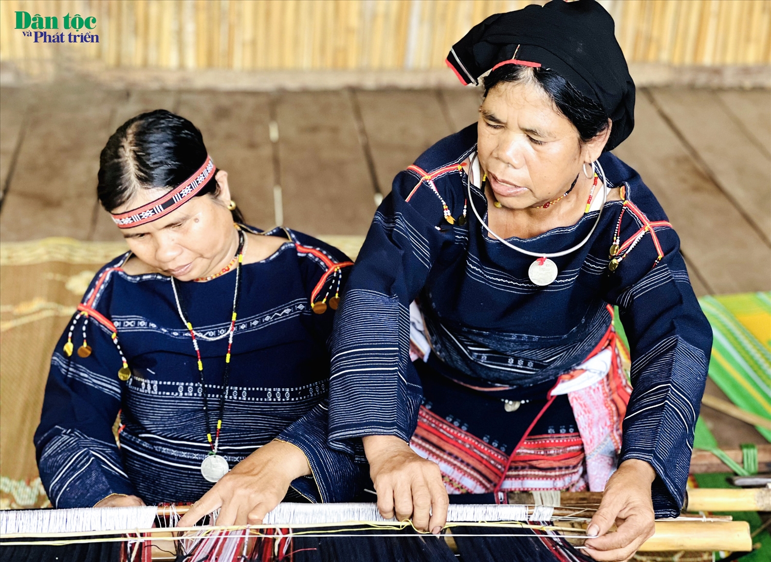 Nghệ nhân Ưu tú Đinh Thị Lăm (bên phải) là một trong những hạt nhân văn hóa tiêu biểu trong việc giữ gìn văn hóa truyền thống