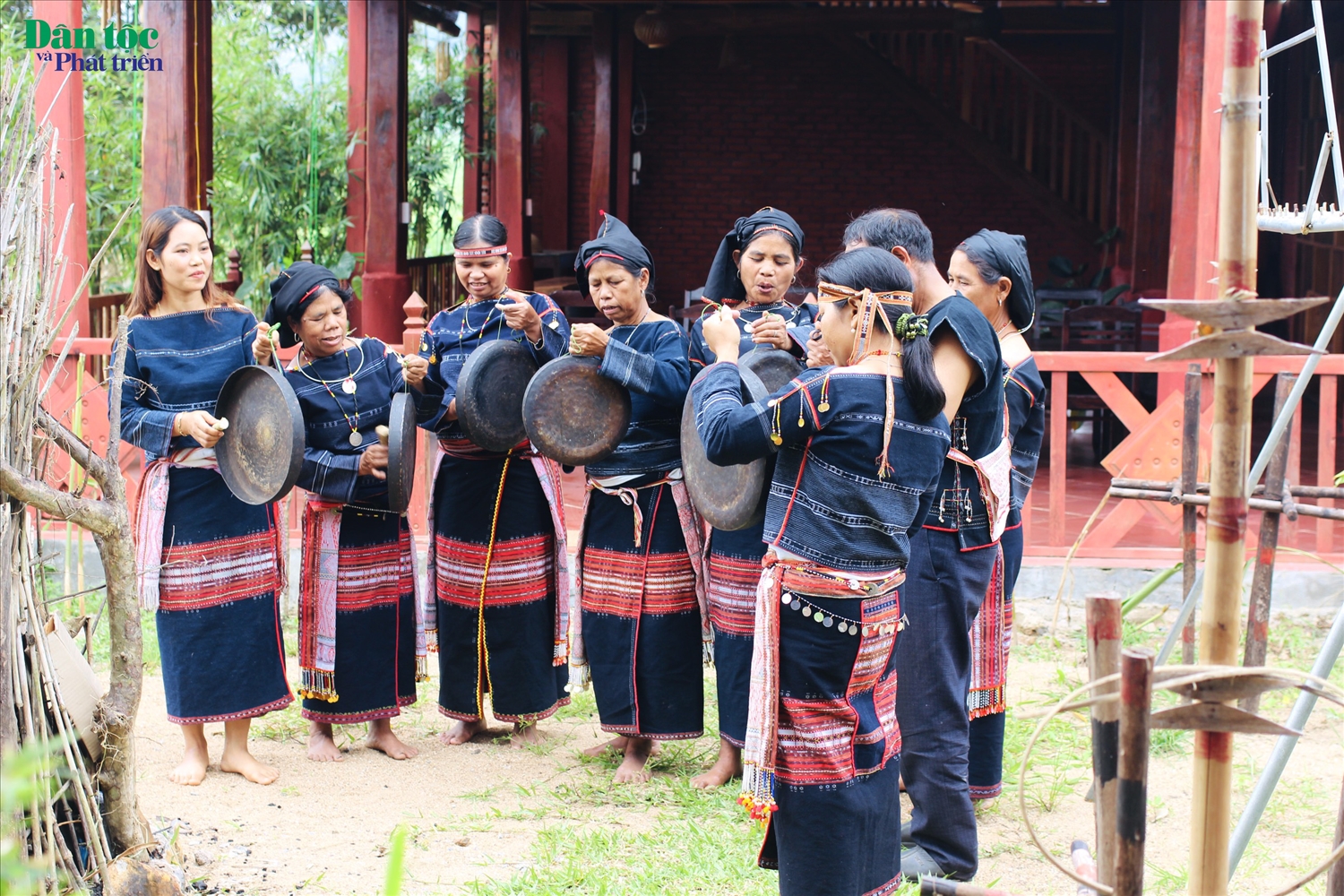Phụ nữ Ba Na thường mặc trang phục truyền thống trong những dịp lễ, hội quan trọng 