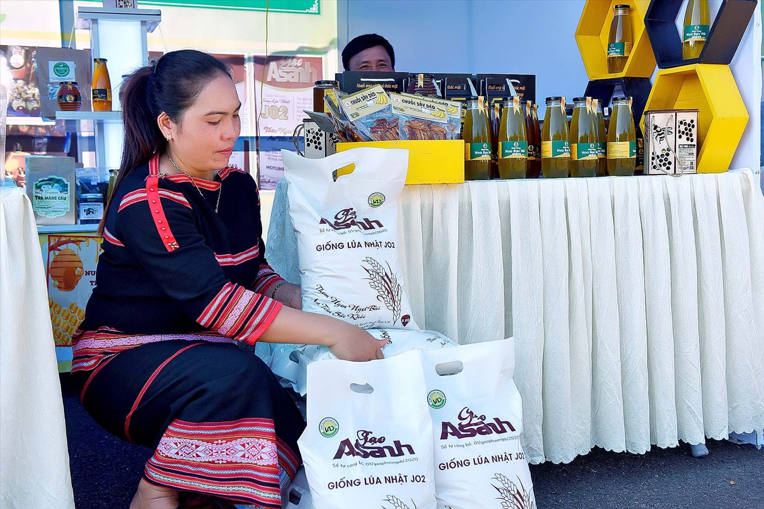 Gạo A Sanh được trưng bày và bán tại các Hội chợ Nông sản an toàn 