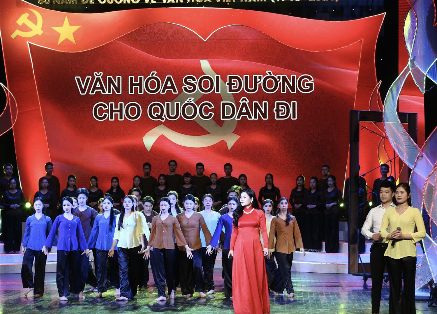 Chương trình nghệ thuật đặc biệt kỷ niệm 80 năm ra đời Đề cương về văn hoá Việt Nam được dàn dựng công phu với nhiều tiết mục đặc sắc