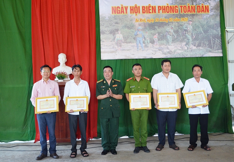 Lãnh đạo Bộ Chỉ huy BĐBP tỉnh Đắk Lắk tặng Giấy khen cho các tập thể, cá nhân có thành tích trong thực hiện Chỉ thị 01 của Thủ tướng Chính phủ