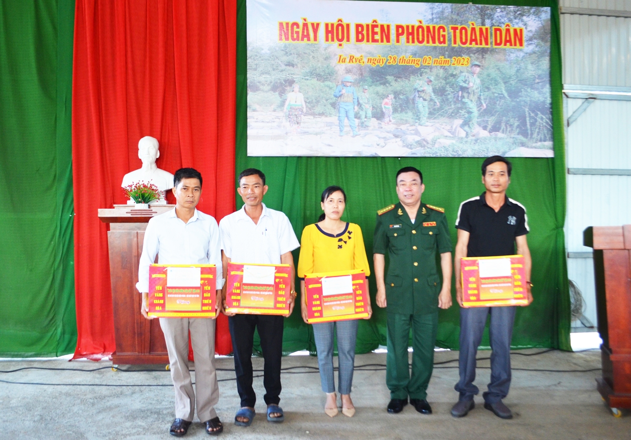 Lãnh đạo Bộ Chỉ huy BĐBP tỉnh Đăk Lắk tặng quà cho các Bí thư Chi bộ và Trưởng ban tự quản các thôn có đóng góp tích cực trong thực hiện Chỉ thị 01