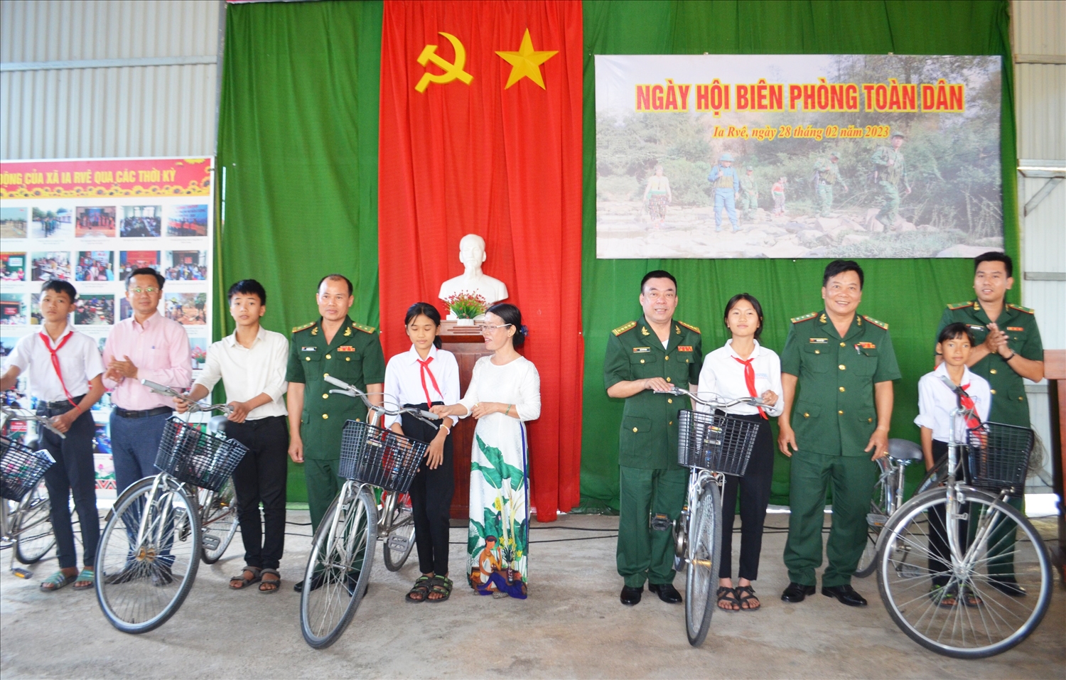 Đại diện các đơn vị trao tặng xe đạp cho các em học sinh có hoàn cảnh khó khăn