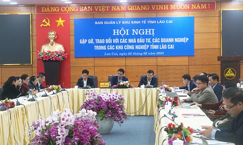 Quang cảnh Hội nghị gặp gỡ, trao đổi với các doanh nghiệp, nhà đầu tư đang hoạt động trong các khu công nghiệp tỉnh Lào Cai