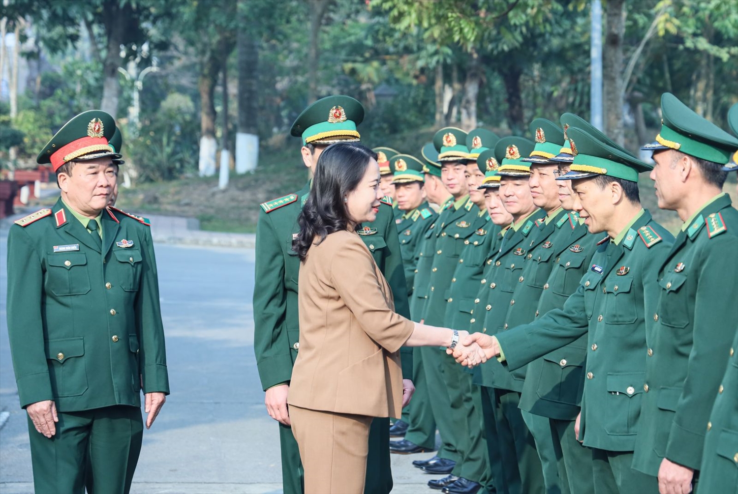 Quyền Chủ tịch nước Võ Thị Ánh Xuân cùng cán bộ, chiến sĩ Học viện Biên phòng. Ảnh: VPCTN