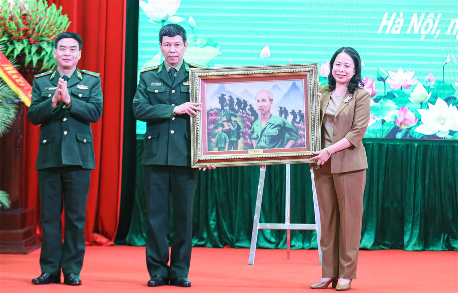 Quyền Chủ tịch nước Võ Thị Ánh Xuân tặng bức tranh "Bác vẫn cùng chúng cháu hành quân" cho Học viện Biên phòng. Ảnh: VPCTN