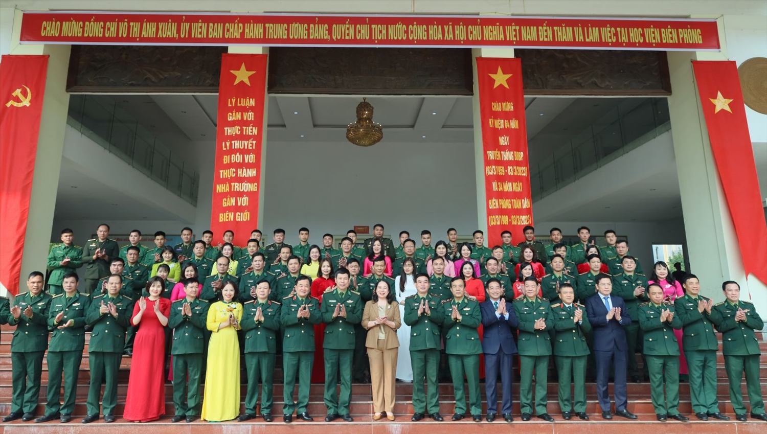Quyền Chủ tịch nước Võ Thị Ánh Xuân cùng cán bộ, chiến sĩ, học viên Học viện Biên phòng. Ảnh: VPCTN