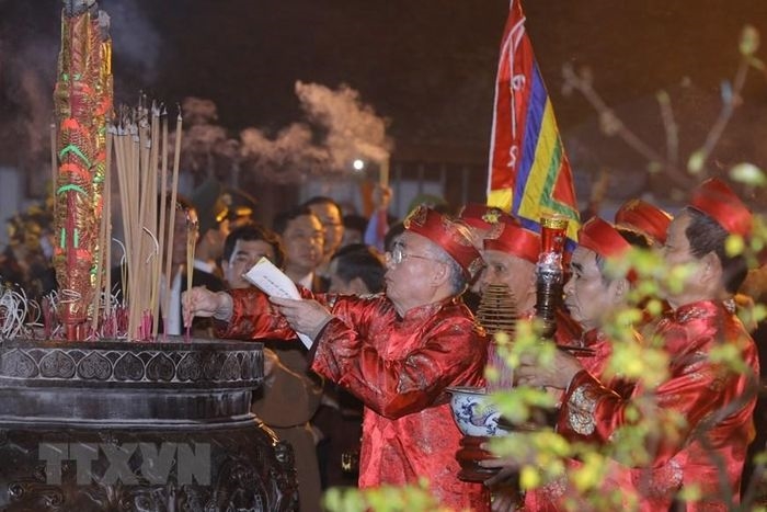 Các bậc cao niên phường Lộc Vượng thực hiện nghi lễ Khai ấn.