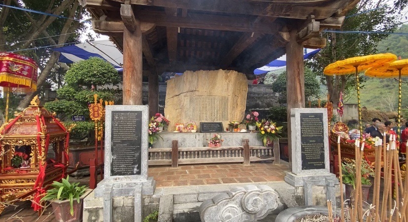 Bia cổ hoài lai bút tích của vua Lê Thái Tổ được khắc trên vách đá Pú Huổi Chỏ bên bờ Bắc sông Đà vào tháng Chạp năm Tân Hợi - 1431, được công nhận Bảo vật quốc gia năm 2016 (theo sử sách tỉnh Lai Châu còn ghi lại).