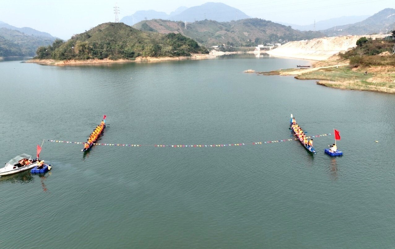 Những con thuyền đuôi én của các đội tham gia Lễ hội đua thuyền bắt đầu từ vạch xuất phát trên sông Đà.