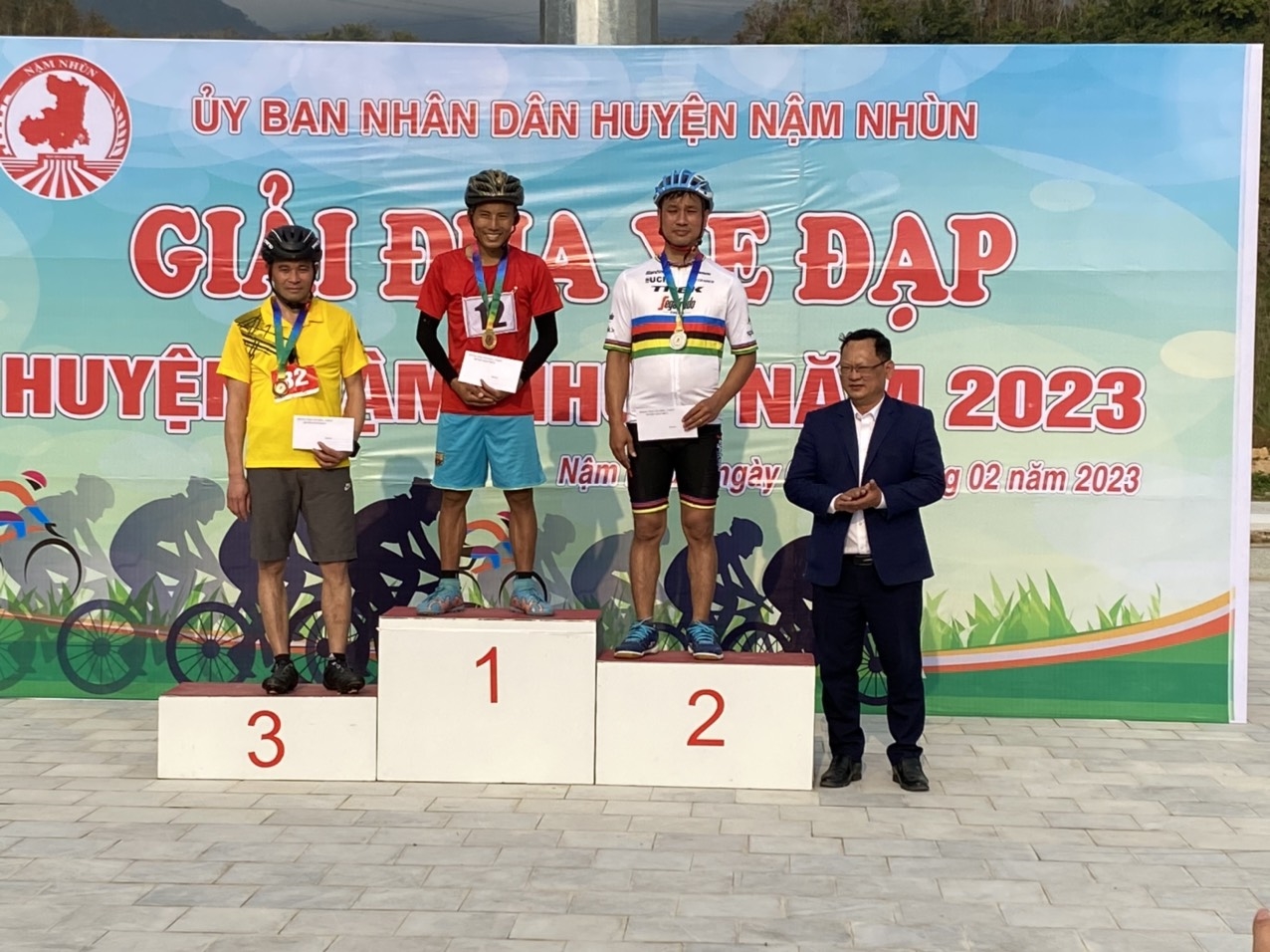 Trao giải thưởng cho những vận động viên tham gia giải đua xe đạp giao hữu dọc bờ sông Đà.