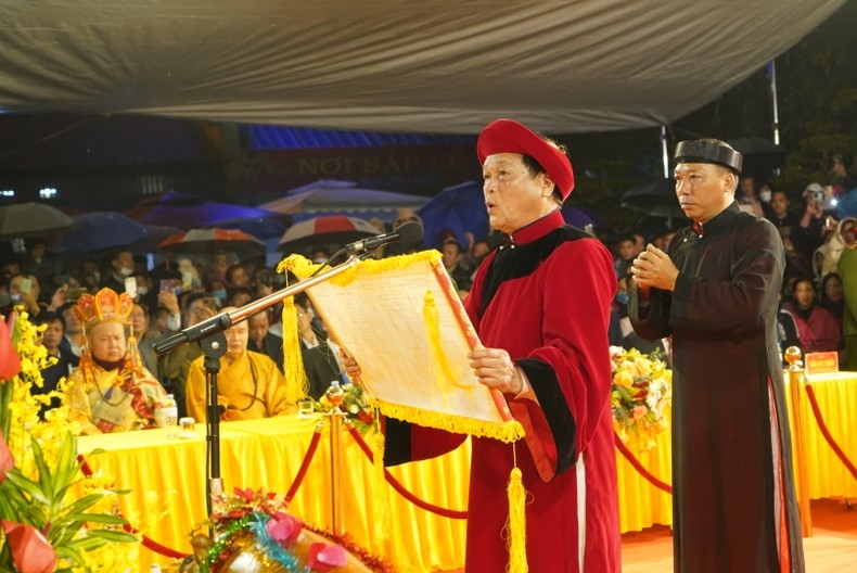Đại diện bô lão trong xã Trần Hưng Đạo đọc văn trình tại buổi lễ.