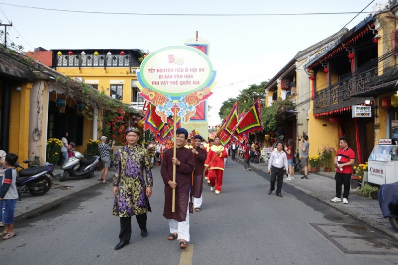 Đoàn rước danh hiệu Di sản văn hóa phi vật thể quốc gia Tết Nguyên tiêu ở Hội An đã tổ chức diễu hành trên các tuyến đường trong khu phố cổ. 