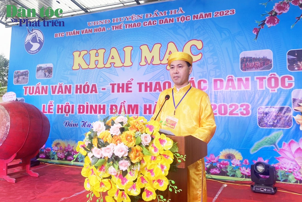 Ông Tô Xuân Lợi - Bí thư, Chủ tịch thị trấn Đầm Hà phát biểu tại Lễ khai hội