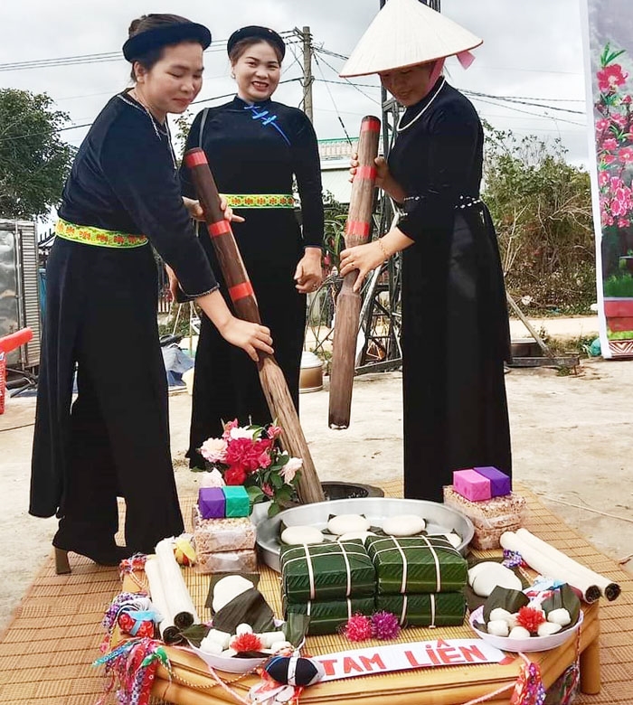 Phụ nữ dân tộc Tày, Nùng làm bánh chuẩn bị các món ăn truyền thống