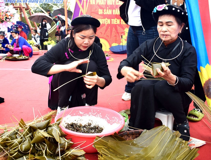 Nhân dân các dân tộc huyện Tiên Yên thi gói bánh cốc mò trong khuôn khổ các hoạt động của Lễ hội