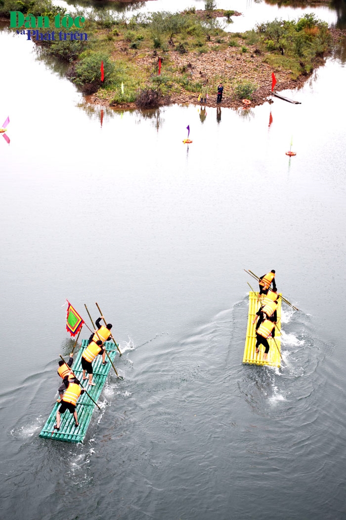 Cuộc thi chèo bè mảng trên sông Đồng Đình chính là điểm mới năm nay, thu hút đông đảo người dân và khách du lịch tham gia hưởng hứng