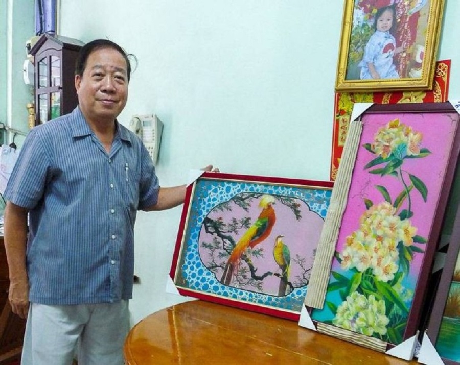Nghệ nhân Lương Chí Bằng bên tác phẩm tranh kính của mình