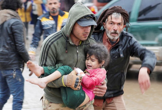 Một bé gái Syria bị thương sau trận động đất. Ảnh: Reuters