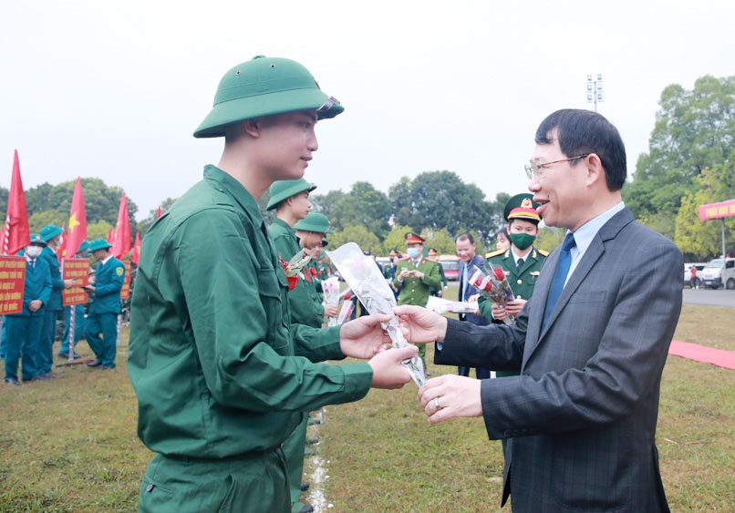 Chủ tịch UBND tỉnh Bắc Giang Lê Ánh Dương tặng hoa, động viên tân binh