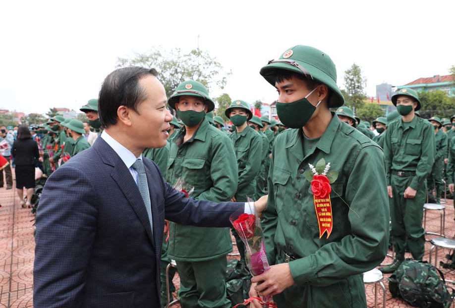 Ông Mai Sơn, Phó Chủ tịch Thường trực UBND tỉnh Lạng Sơn động viên tân binh lên đường nhập ngũ 