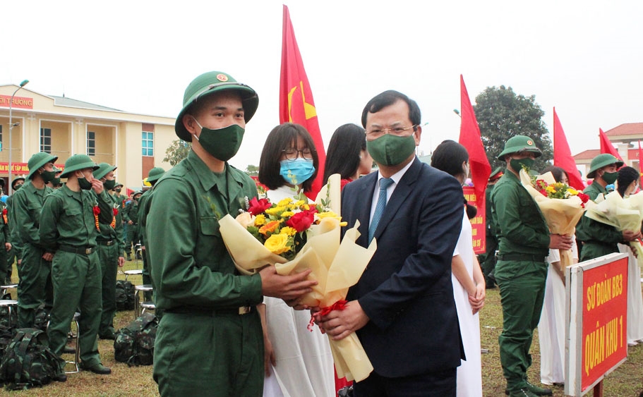 Ông Phan Thế Tuấn - Phó Chủ tịch UBND tỉnh Lạng Sơn tặng hoa các tân binh lên đường nhập ngũ