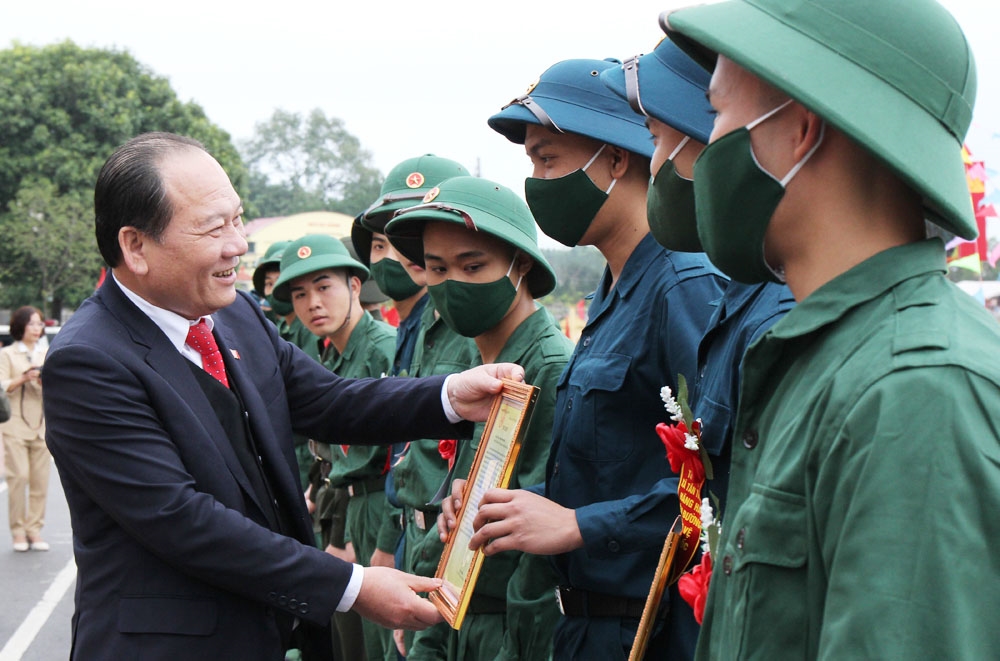 Ông Trần Công Thắng - Chủ tịch MTTQ tỉnh Bắc Giang trao thư khen cho các thanh niên viết đơn tình nguyện nhập ngũ