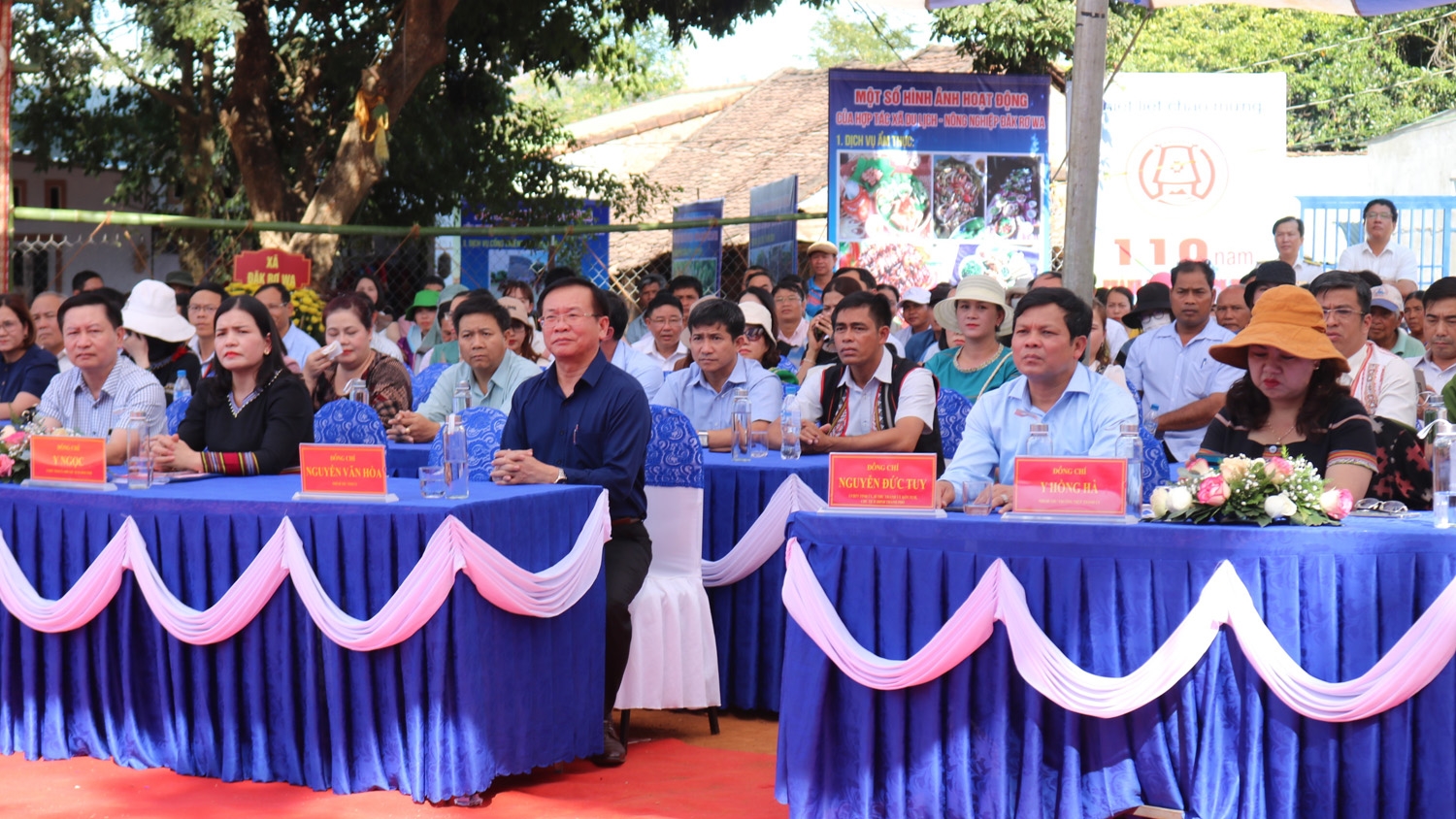Các đại biểu tham dự Liên hoan và Lễ ra mắt làng du lịch cộng đồng Kon Jơ Dri