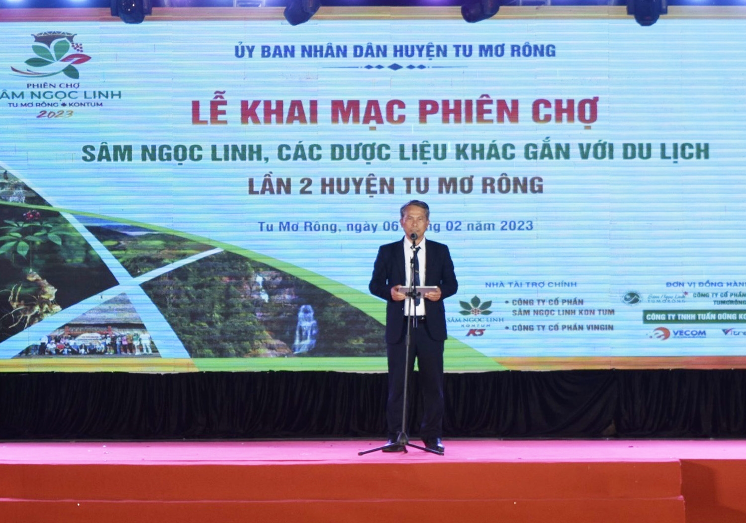 Ông Võ Trung Mạnh - Chủ tịch UBND huyện Tu Mơ Rông phát biểu khai mạc Phiên chợ