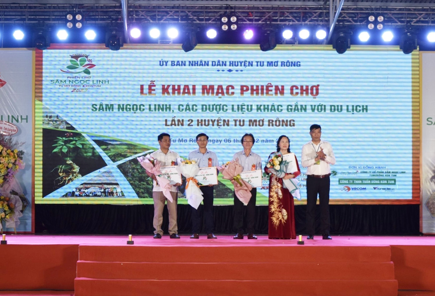 Lãnh đạo UBND huyện Tu Mơ Rông tặng hoa cho các đơn vị tham gia Phiên chợ