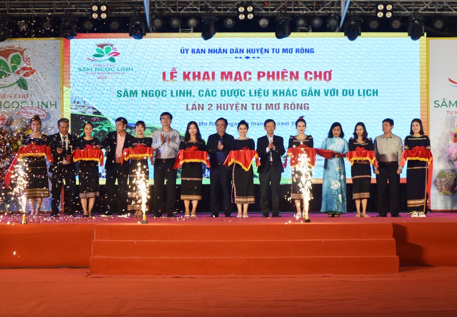 Các đại biểu cắt băng khai mạc Phiên chợ Sâm Ngọc Linh, các dược liệu khác gắn với du lịch lần 2 huyện Tu Mơ Rông năm 2023