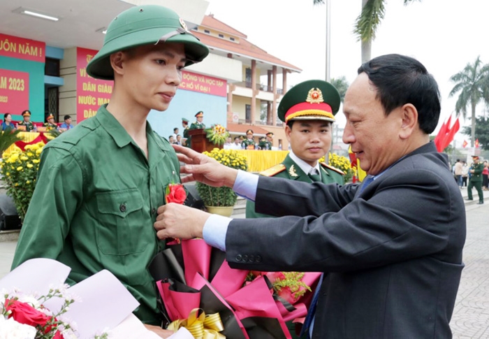 Phó Bí thư Thường trực Tỉnh ủy, Chủ tịch HDND tỉnh Quảng Bình Trần Hải Châu động viên tân binh lên đường làm nhiệm vụ tại điểm giao quân Lệ Thủy