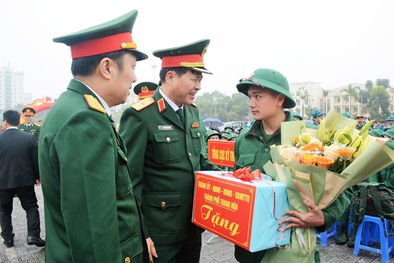 Lãnh đạo Bộ Chỉ huy quân sự tỉnh Thanh Hóa động viên tân binh lên đường làm nghĩa vụ quân sự bảo vệ Tổ quốc